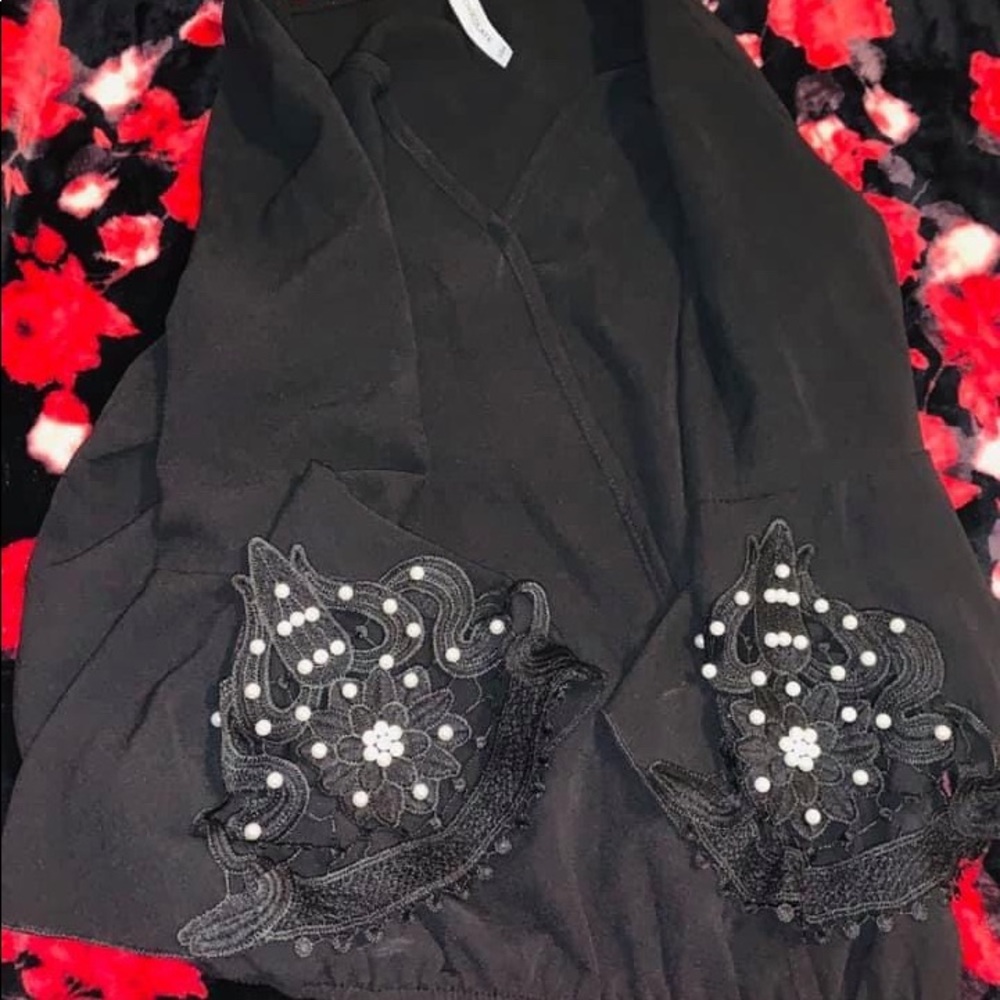 Black flowy top 🖤